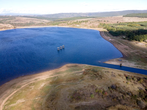 Photo bakardere reservoir near town of ihtiman bulgaria