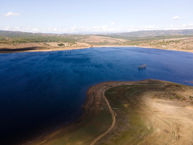 Photo bakardere reservoir near town of ihtiman bulgaria