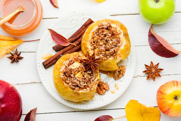 Photo baked apples stuffed with oatmeal and nuts.