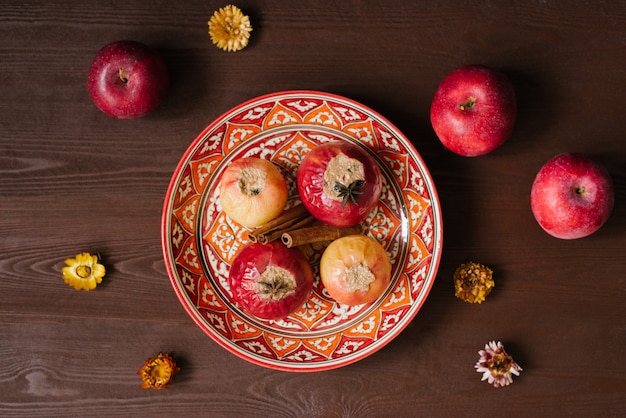 Фото Запеченные яблоки с творогом на красной тарелке