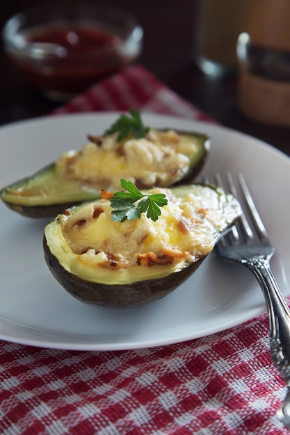 Avocado al forno con formaggio e pancetta