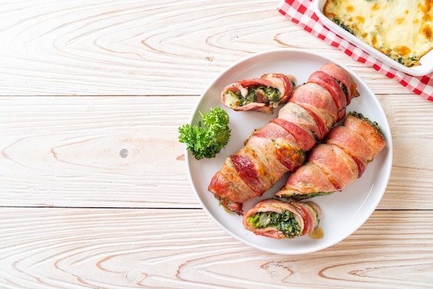 Foto involtino di pancetta al forno ripieno di spinaci e formaggio