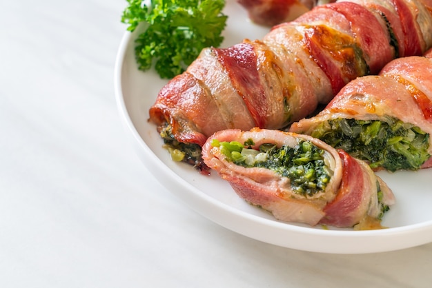 Photo baked bacon roll stuffed spinach and cheese