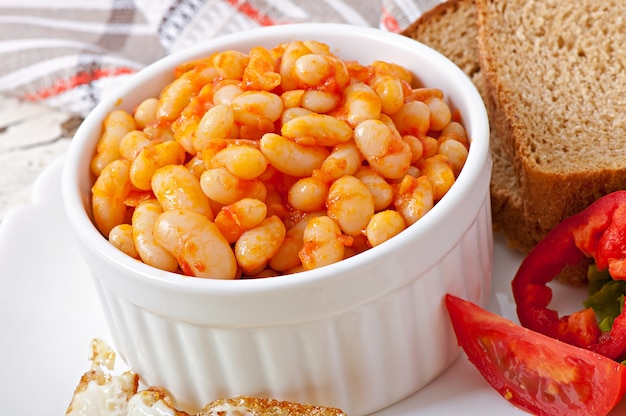 Baked beans in a mild tomato sauce