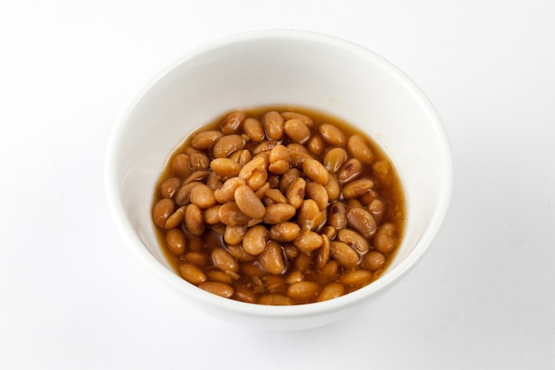 白い背景に焼いた豆