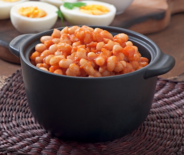 Baked beans with tomato sauce