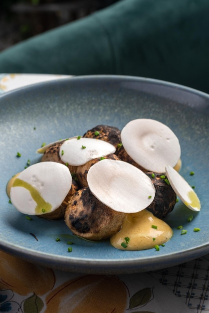 Patate al forno con la buccia secondo la ricetta del villaggio e metodo direttamente nella cenere