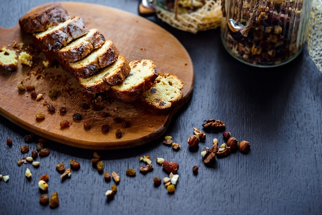 Photo baked bread with raisins and nuts