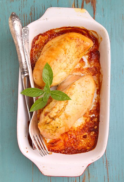 Foto petto di pollo al forno nel piatto bianco