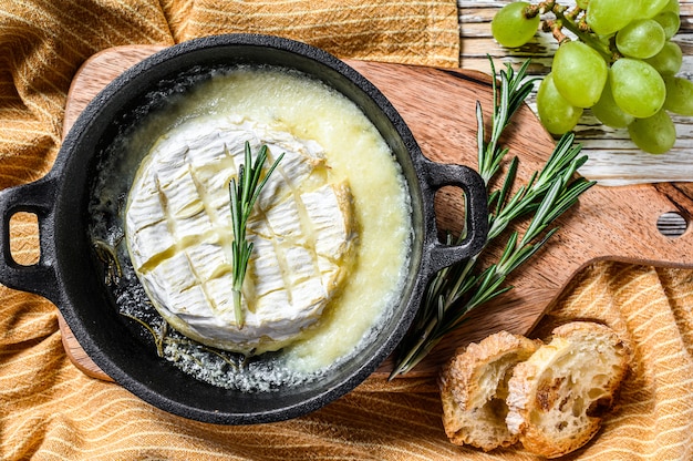 Foto brie al forno, camembert al rosmarino in padella