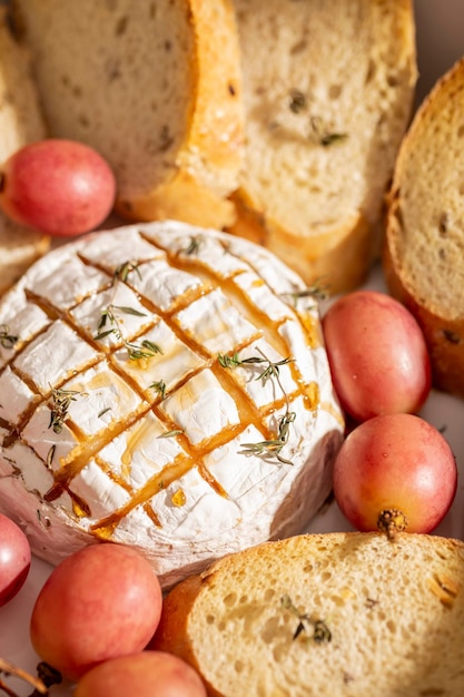 Brie al forno con pane e uva