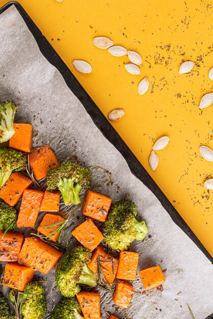 Broccoli e zucca al forno. concetto di cibo sano e delizioso.