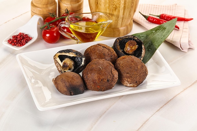 Baked brown champignons with spices