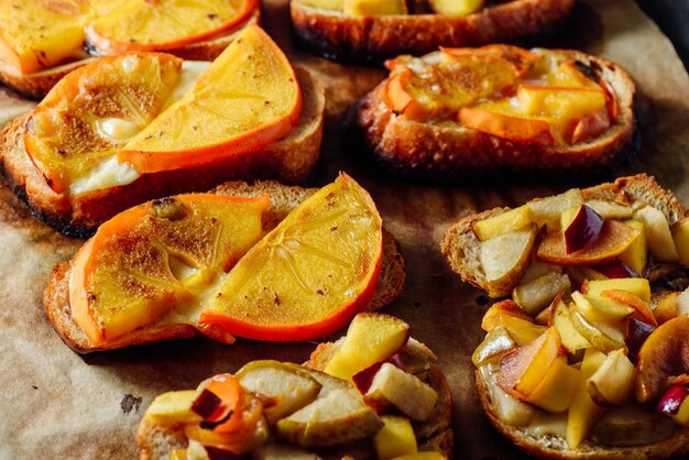 Bruschette al forno con frutta fresca