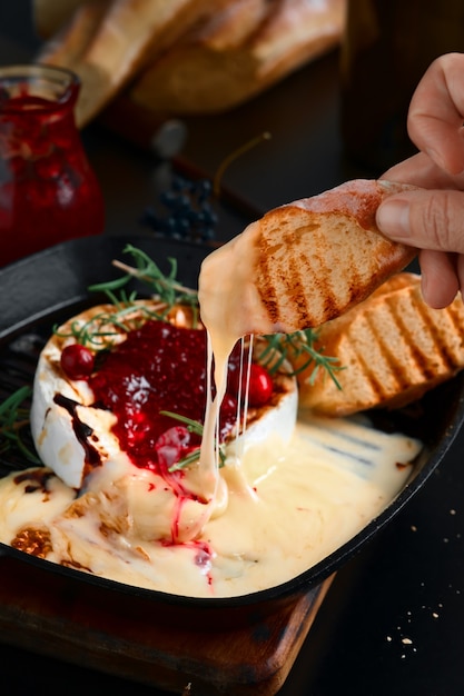 Camembert al forno con salsa di mirtilli e rosmarino in padella