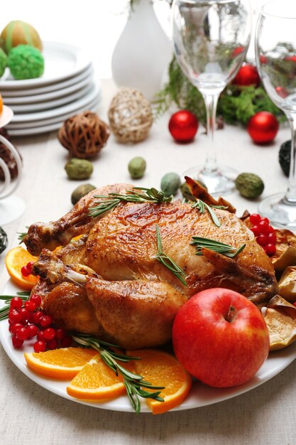 Фото Запеченная курица на праздничный ужин. сервировка рождественского стола
