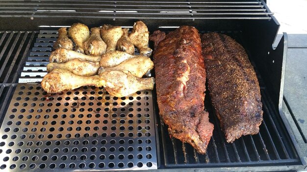 Foto gambe di pollo al forno e prosciutto alla griglia commerciale