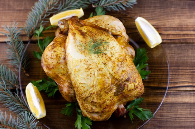 사진 나무에 구운 된 닭입니다. 휴일 축제 점심. 집에서 닭 요리