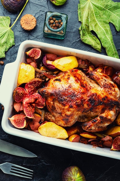 Photo baked chicken with figs