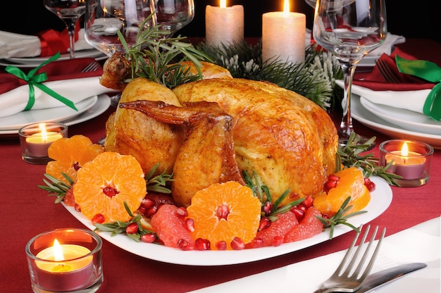クリスマステーブルでマンダリン、グレープフルーツ、ザクロと焼き鶏肉