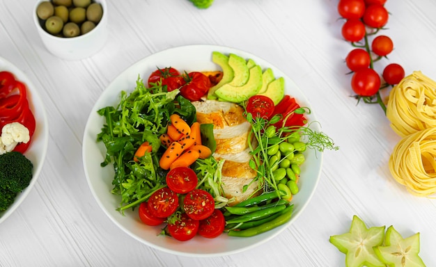 Photo baked chicken with vegetables pumpkin puree and arugula keto diet food