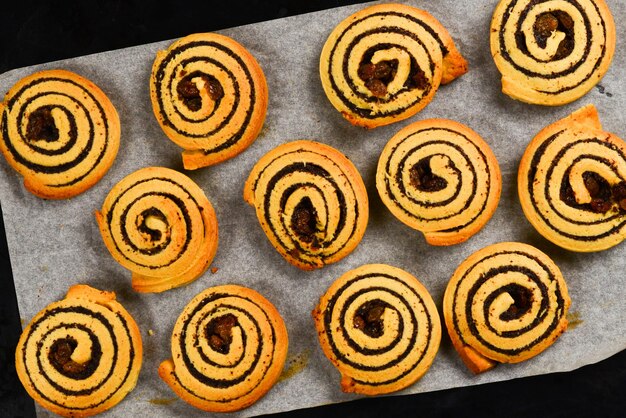 トレイルにレーズンとケシの実を添えた焼きたてのクッキー