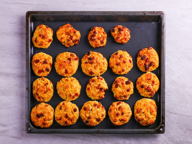 Biscotti di ricotta e fiocchi d'avena al forno con uvetta. nutrizione sana, dieta alimentare.