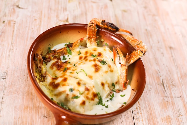 Photo baked crab jibin served in dish isolated on background top view of arabic seafood special