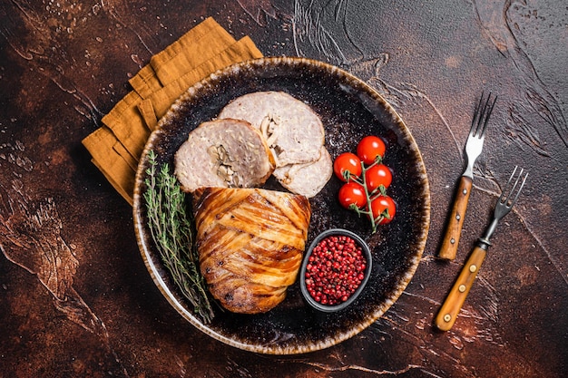 Photo baked delicious beef meatloaf sliced meat loaf with bacon and herbs on a plate dark background top view