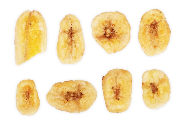 Запеченные и сушеные банановые чипсы, изолированные на белом фоне, набор различных