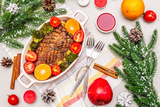 焼き鴨胸肉と野菜とソース。クリスマスディナーのコンセプト、新年のテーブルセッティング。