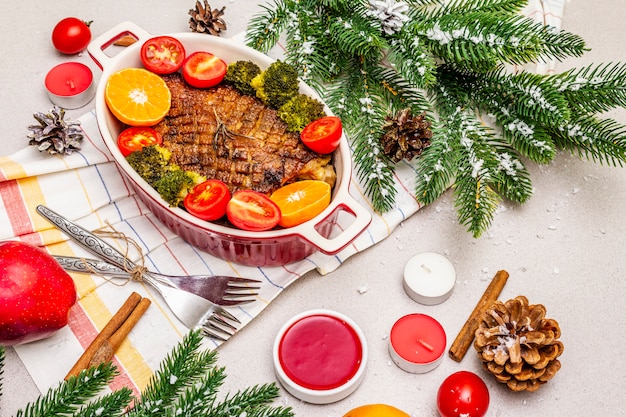 Petto d'anatra al forno con verdure e salsa. concetto di cena di natale, impostazione della tabella di capodanno.