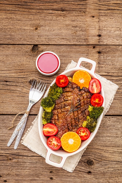 Petto d'anatra al forno con verdure e salsa. concetto di cibo sano tradizionale.