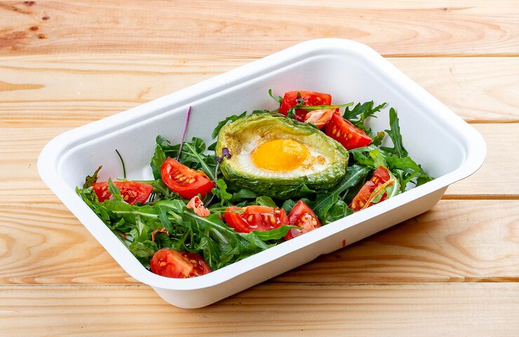 Photo 아보카도 에 인 달 과 러드 와 토마토 건강 한 식단 나무 바탕 에 데려가는 음식