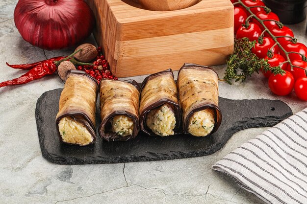 Photo baked eggplant roll with cheese