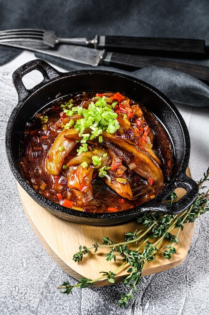 Photo baked eggplant in tomato sauce