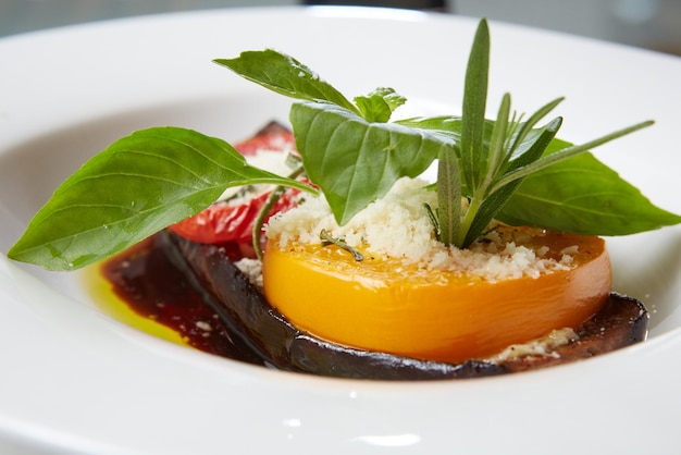 Melanzane al forno con parmigiano, pomodorini e basilico