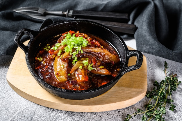 Photo baked eggplant with spices and fresh green onions