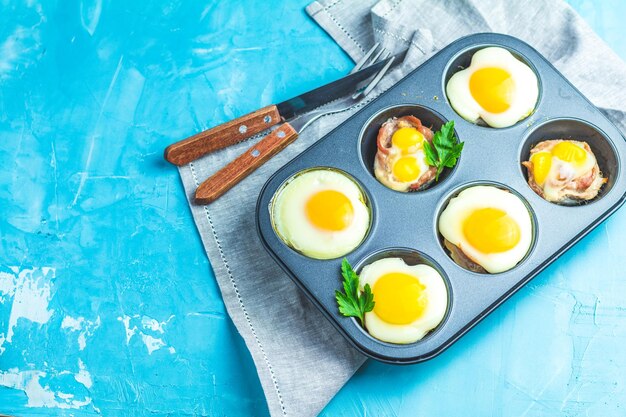 Photo baked eggs in baking molds portioned casserole from bacon sowbelly and eggs in italian style