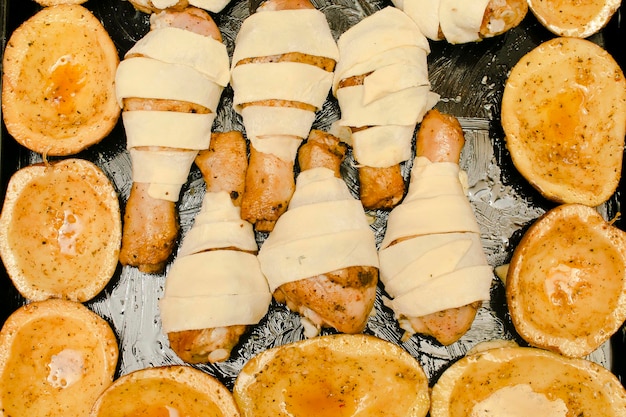 Печеные жареные куриные ножки барабанные палочки мясо, обернутое в пуф-пастрит питовый хлеб и картофель, наполненный колбасами и сыром в духовке пошаговая инструкция по приготовлению