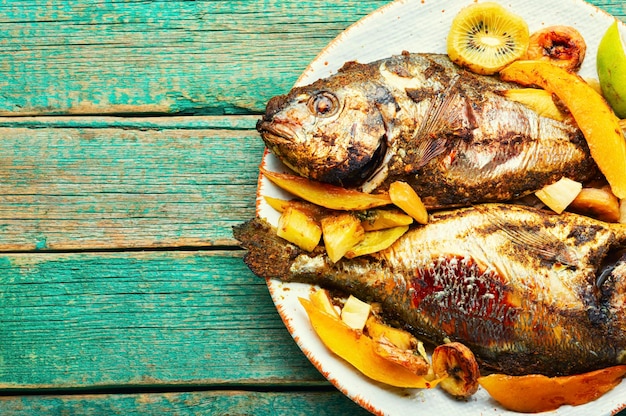 Baked gilthead fish in fruit