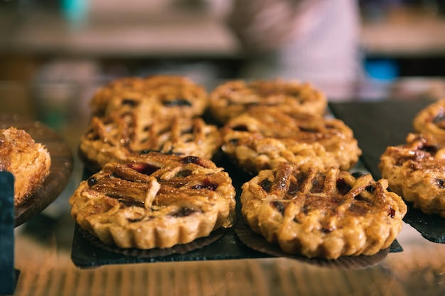 焼き菓子。ウィンドウディスプレイに立っているフルーツフィリングと新鮮なおいしい焼き菓子のクローズアップ