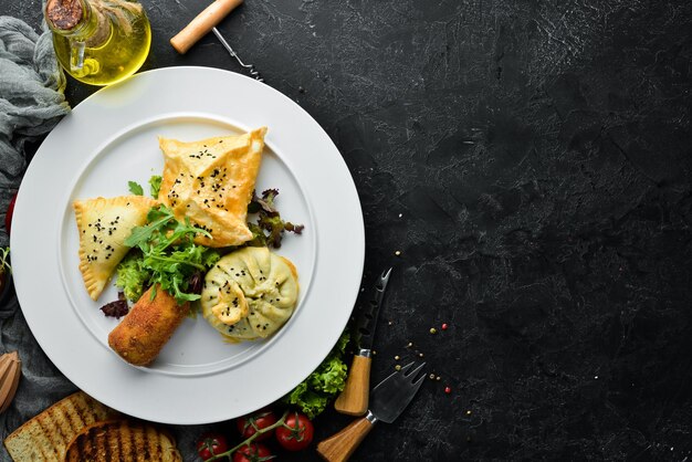 Запеченные хинкали с мясом, сыром и грибами Еда Вид сверху Свободное место для текста