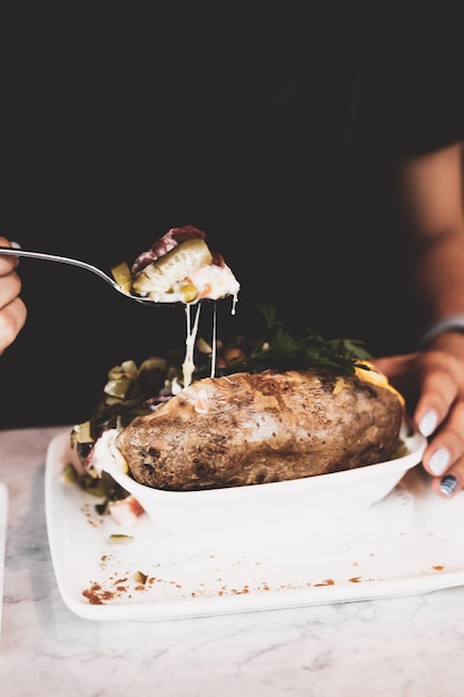 Запеченный картофель кумпир, фаршированный сырной колбасой, оливками, перцем и кукурузой