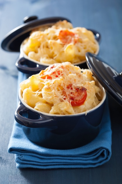 Maccheroni al forno con formaggio in casseruola blu