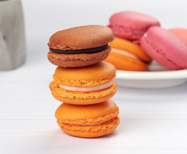 Macarons al forno su un tavolo bianco