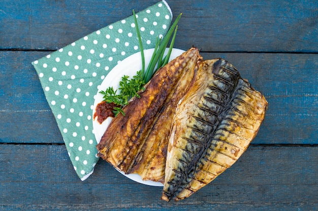 Pesce sgombro al forno su un piatto bianco