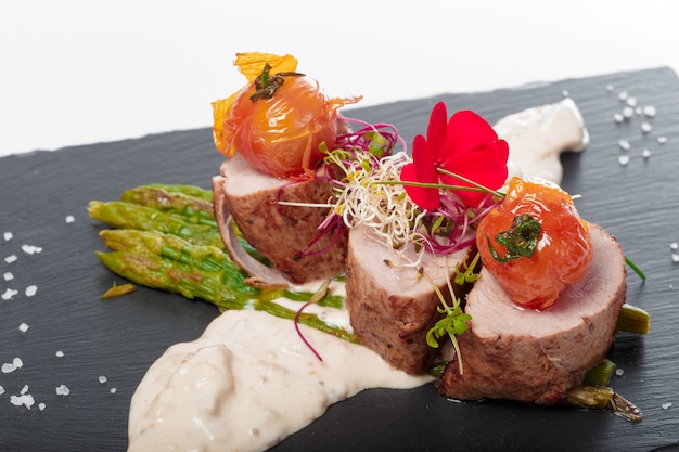 Carne cotta, aglio e rosmarino. arrosto di manzo.