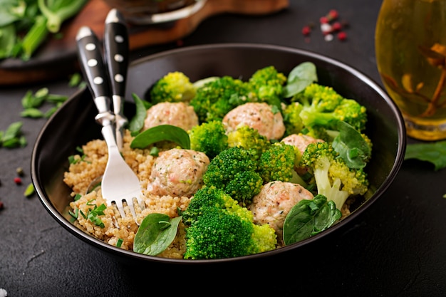 Polpette di pollo al forno con contorno con quinoa e broccoli bolliti.