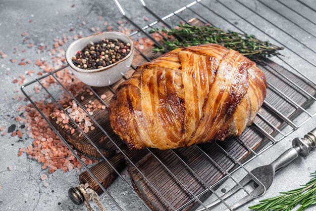 Photo baked meatloaf with bacon meat loaf on a grill gray background top view